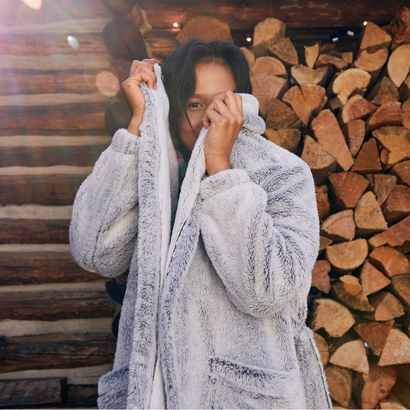 Aerie Fuzzy Sherpa Robe - Picture 1 of 8
